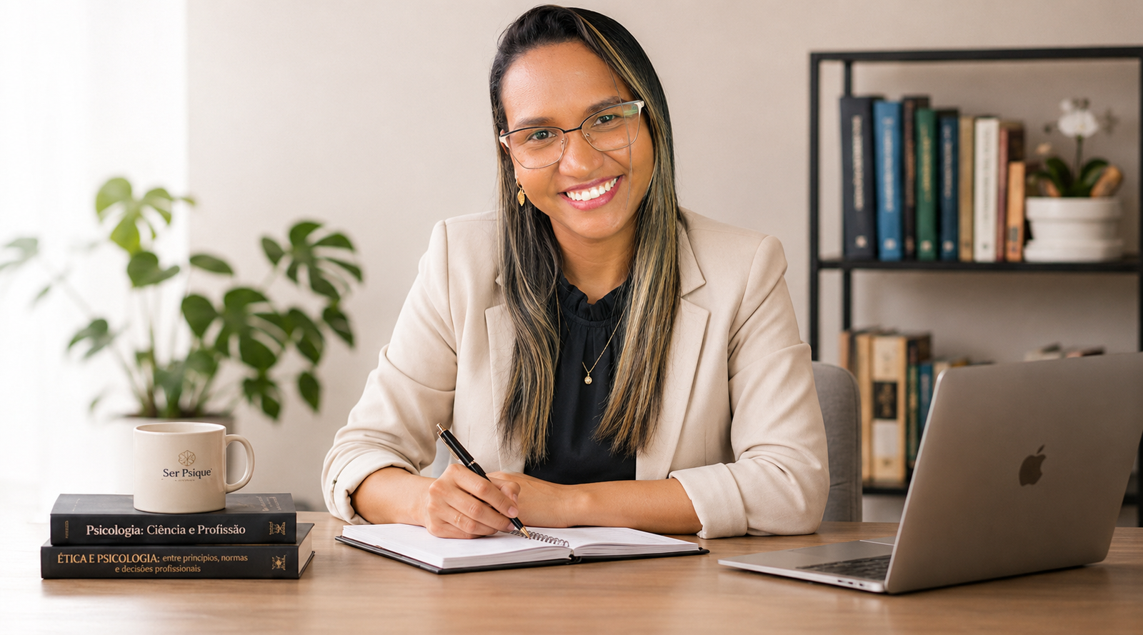 Danielly Machado em ambiente profissional, professora da formação
